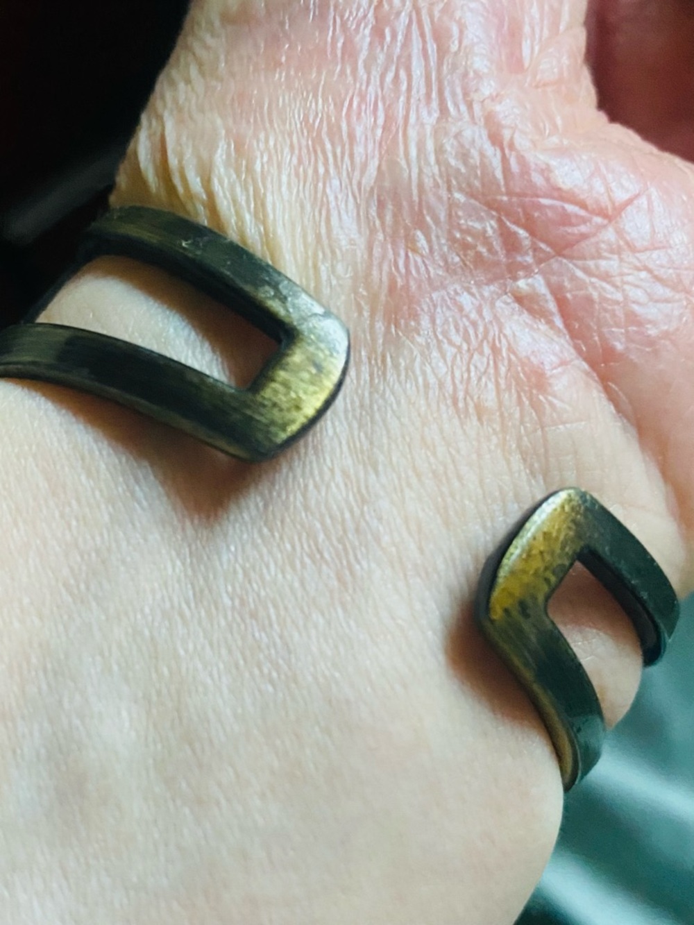 Vintage style women's quartz cuff watch featuring tigers eye stones. - Picture 3 of 3